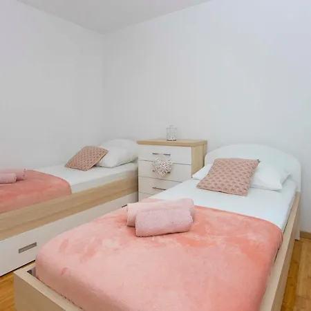 Lauc Apartment *